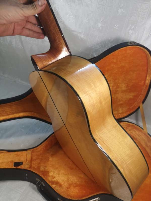 VINTAGE JAPANESE ACOUSTIC GUITAR IN A BEAUTIFUL CASE