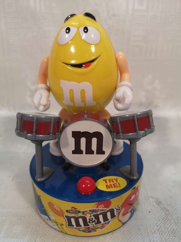 COLLECTORS ROCK STAR DRUMMER M&M MUSICAL FIGURINE (WORKING) 3 OF 6