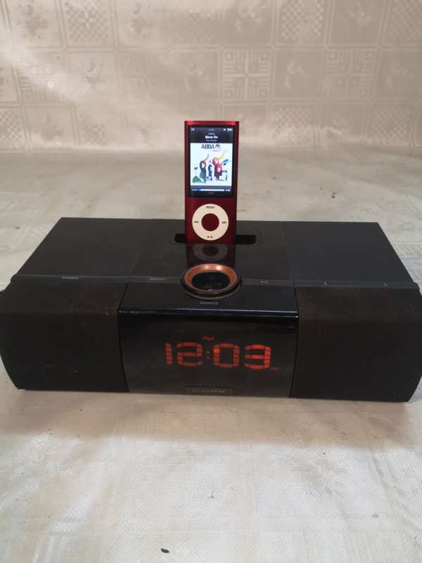 Luna SST XtremeMac alarm clock Docking Station With a Nano 5th Generation Ipod - 100% Working