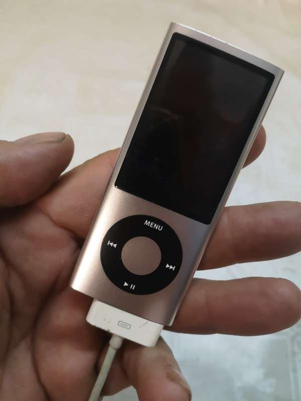 Apple Nano 5th Generation Ipod With a Incase Sports Arm Band - 100% Working