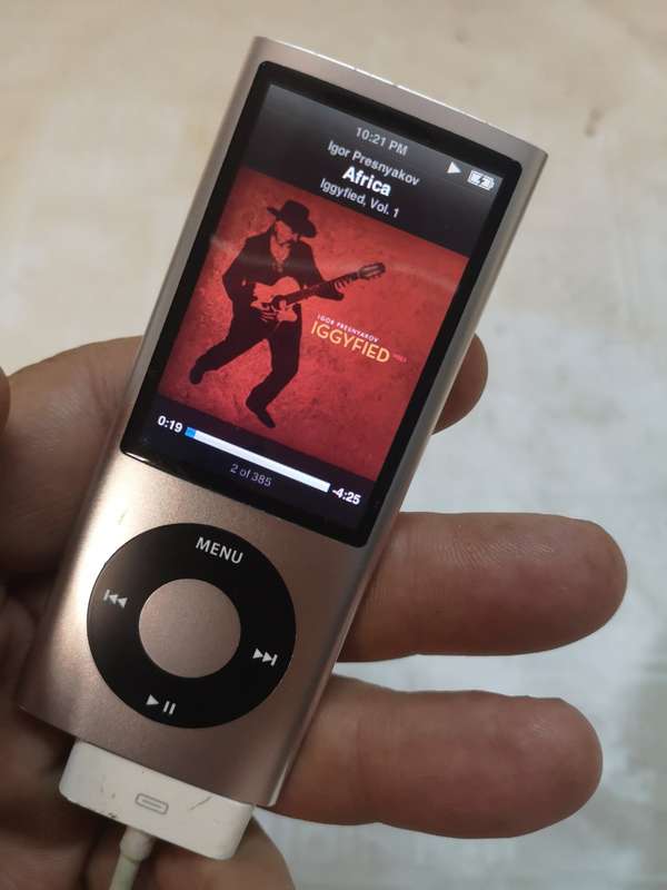 Apple Nano 5th Generation Ipod With a Incase Sports Arm Band - 100% Working