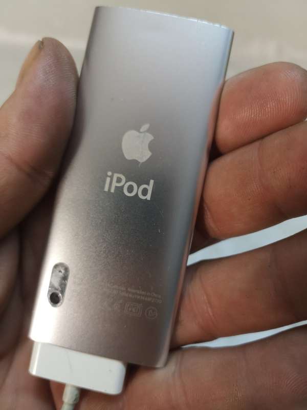 Apple Nano 5th Generation Ipod With a Incase Sports Arm Band - 100% Working