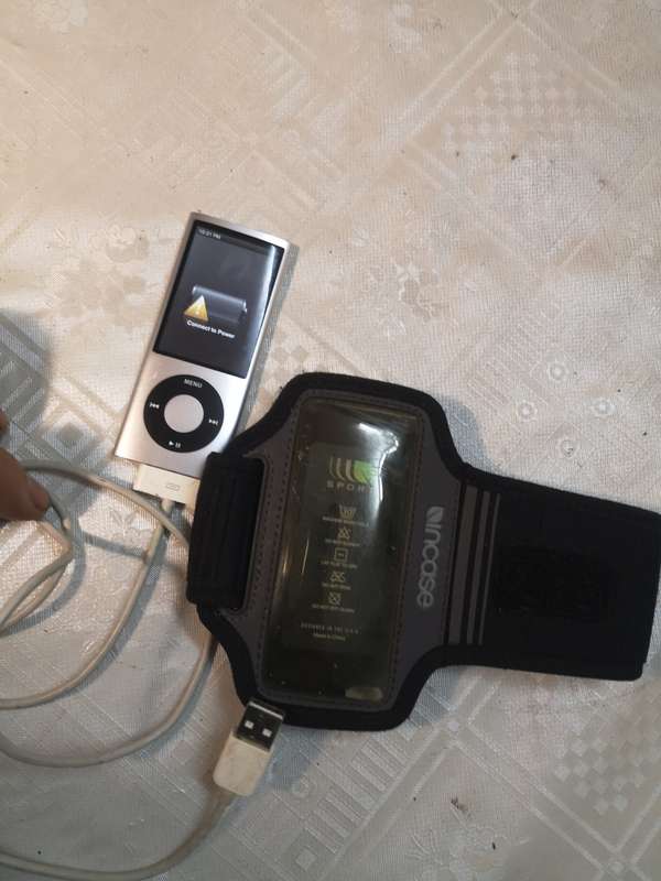 Apple Nano 5th Generation Ipod With a Incase Sports Arm Band - 100% Working