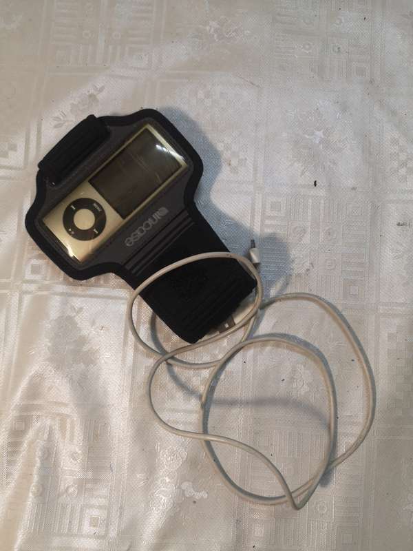 Apple Nano 5th Generation Ipod With a Incase Sports Arm Band - 100% Working
