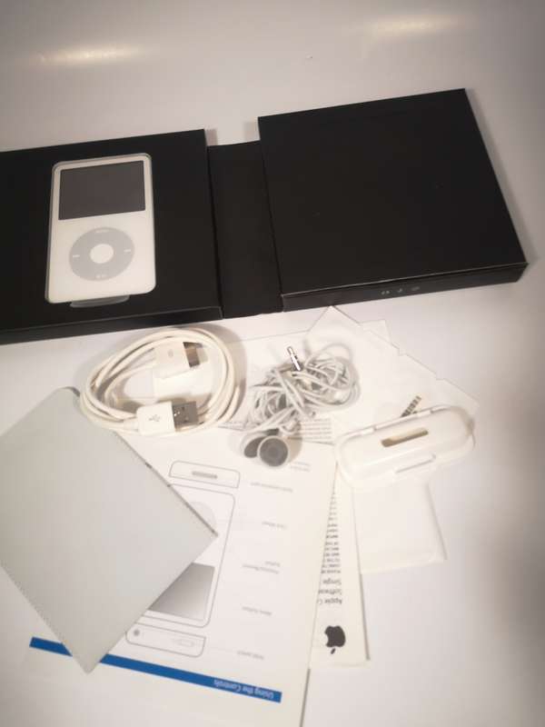 IPOD CLASSIC 60GB 100% COMPLETE LIKE NEW IN BOX
