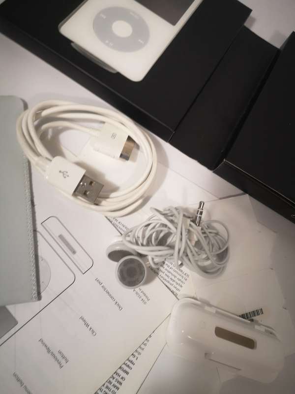 IPOD CLASSIC 60GB 100% COMPLETE LIKE NEW IN BOX