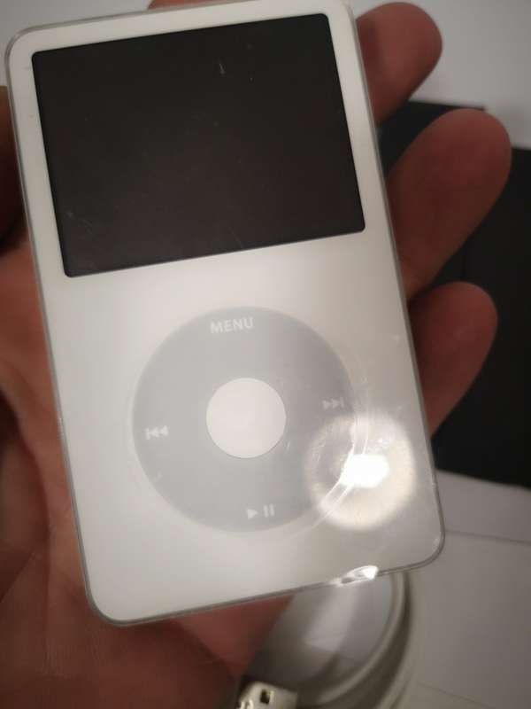 IPOD CLASSIC 60GB 100% COMPLETE LIKE NEW IN BOX