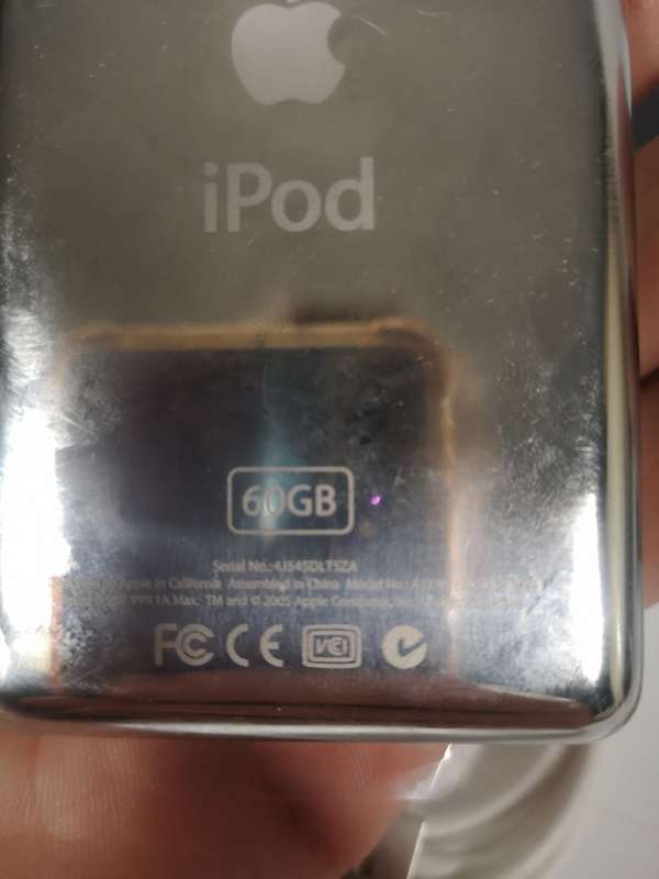 IPOD CLASSIC 60GB 100% COMPLETE LIKE NEW IN BOX
