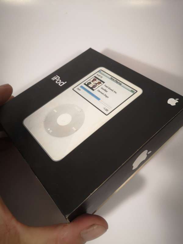 IPOD CLASSIC 60GB 100% COMPLETE LIKE NEW IN BOX