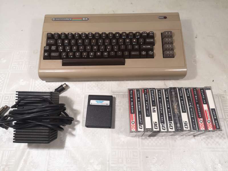 Super Collectable!! Commodore 64 computer, Power Supply, Original Cartridge & Gaming Tapes (Working)