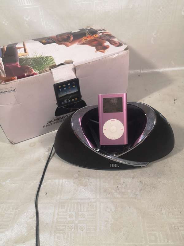 VINTAGE APPLE IPOD 4GB WITH A JBL DOCKING STATION - WORKS