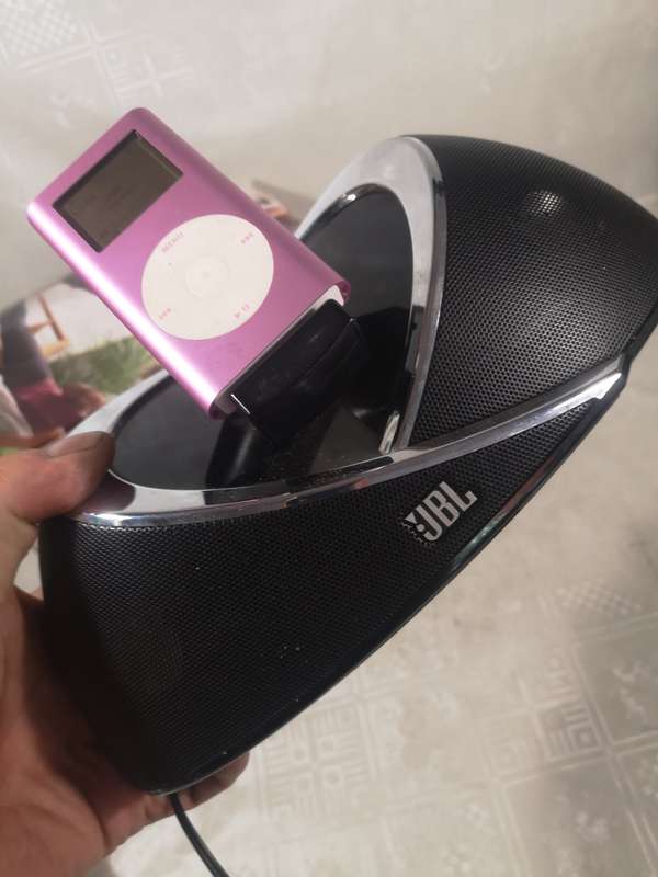 VINTAGE APPLE IPOD 4GB WITH A JBL DOCKING STATION - WORKS