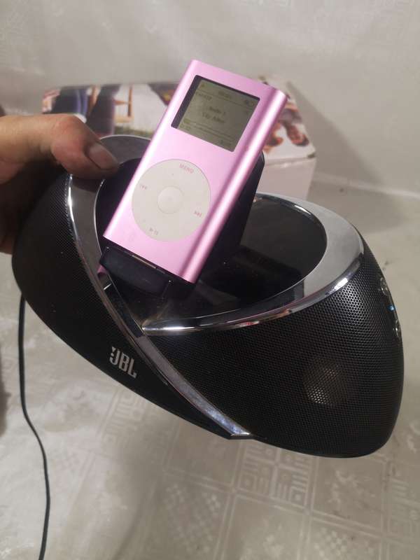 VINTAGE APPLE IPOD 4GB WITH A JBL DOCKING STATION - WORKS