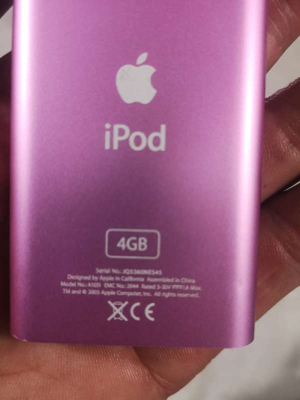 VINTAGE APPLE IPOD 4GB WITH A JBL DOCKING STATION - WORKS