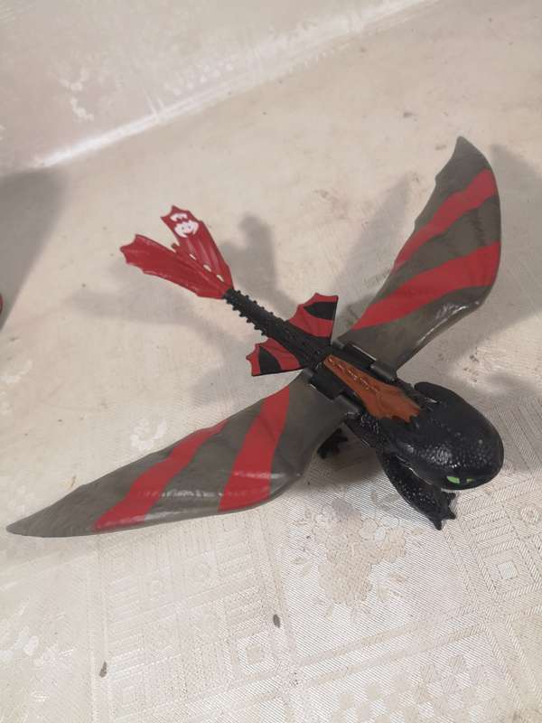 SPIN MASTER--HOW TO TRAIN DRAGON--TOOTHLESS NIGHT FURY FIGURE (VARIANT)