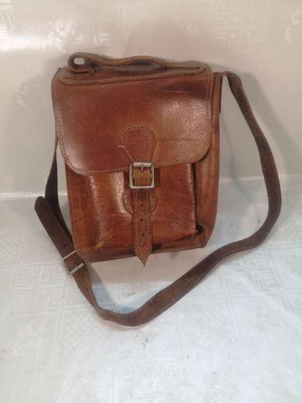 Vintage 1930s 30s brown heavy gauge leather messenger shoulder bag satchel hand stitched