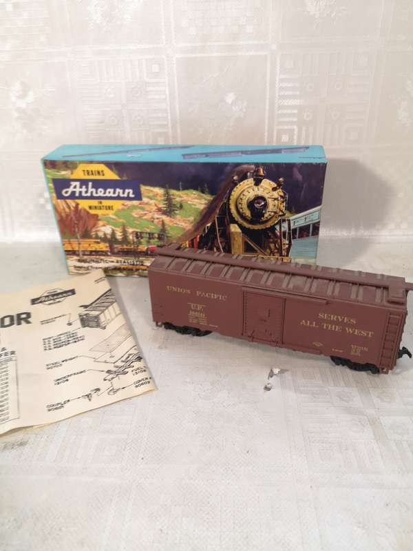 Vintage HO Scale Union Pacific Single Door Boxcar Complete with Booklet & Box