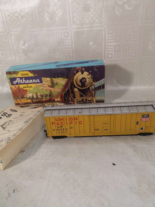 Vintage HO Scale Union Pacific SD-9 Loco/Car Complete with Booklet & Box 1 OF 2