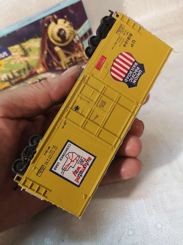 Vintage HO Scale Union Pacific 40 ft Hi-Cube Box Car Complete with Booklet & Box