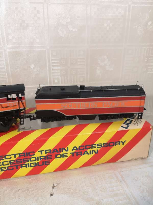 Vintage Lionel Southern Pacific GS 2 Daylight 4 8 4 Locomotive And Tender 6 18007 with Original Box