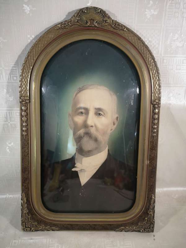 Magnificent Antique Convex Bubble Glass - Wood Gold Gilt Oval Picture Frame of a Aristocrat