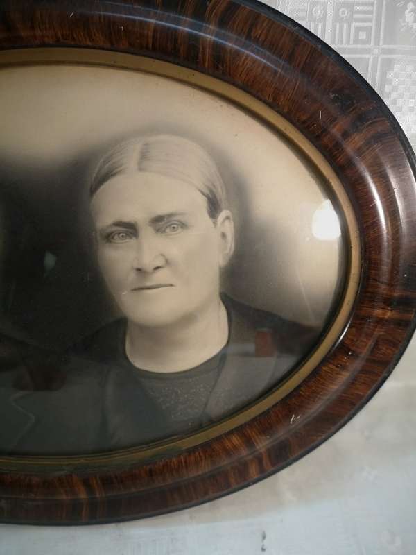 Oval Antique Wooden Bubble Glass Convex Wood Frame with Old Couple Photo 2 of 2