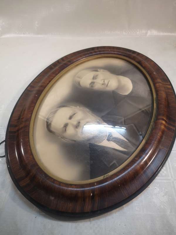 Oval Antique Wooden Bubble Glass Convex Wood Frame with Old Couple Photo 2 of 2