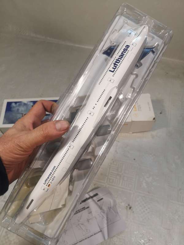 LARGE LUFTHANSA BOEING 747-8I D-ABYA DIE CAST MODEL 1/200 WITH STAND - NEW UNBUILD