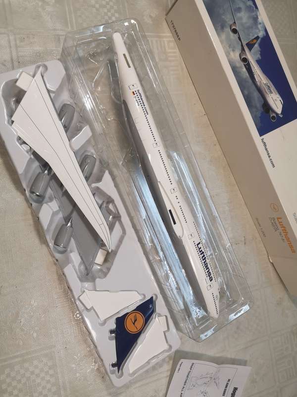 LARGE LUFTHANSA BOEING 747-8I D-ABYA DIE CAST MODEL 1/200 WITH STAND - NEW UNBUILD