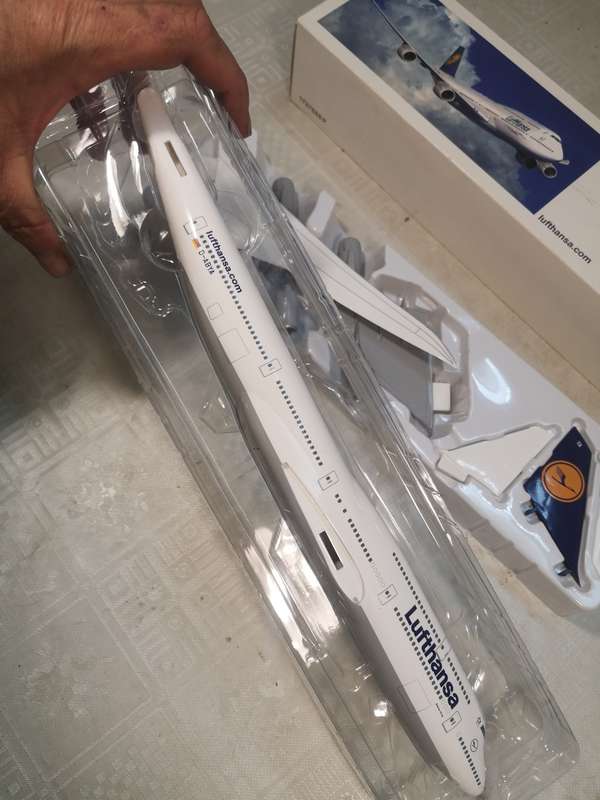 LARGE LUFTHANSA BOEING 747-8I D-ABYA DIE CAST MODEL 1/200 WITH STAND - NEW UNBUILD