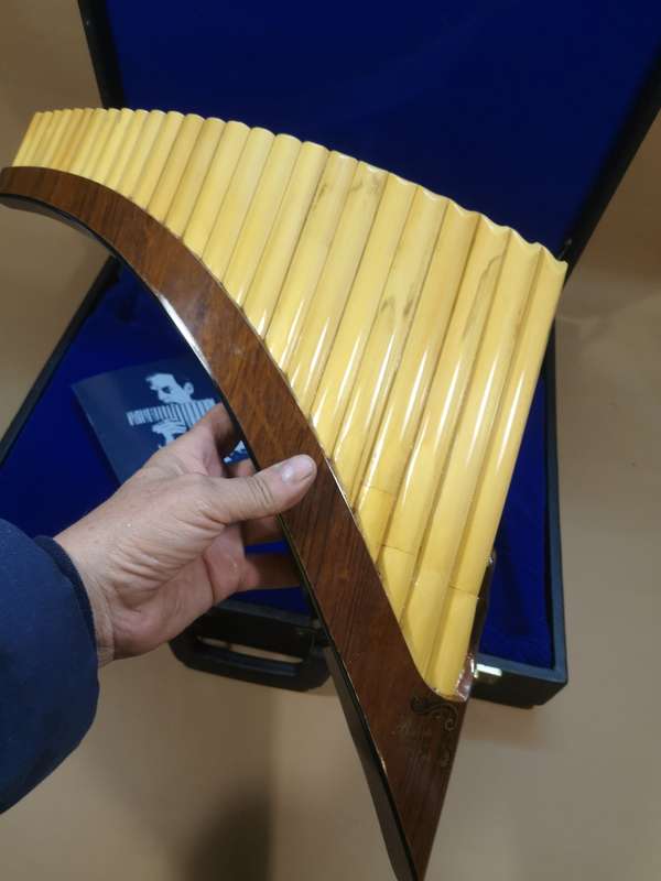 Magnificent Original Roberto 94 Maestro 26 pipe Pan Flute in a Leather Bound Case