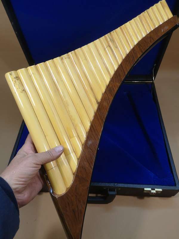 Magnificent Original Roberto 94 Maestro 26 pipe Pan Flute in a Leather Bound Case