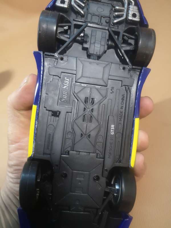 Sun Star 1/18 Scale Diecast - 9029 Porsche 911 GT3 Red Bull Racing