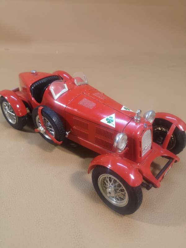 Burago 1/18 Scale Diecast 3014 - Alfa Romeo 8C 2300 Monza 1931 Red