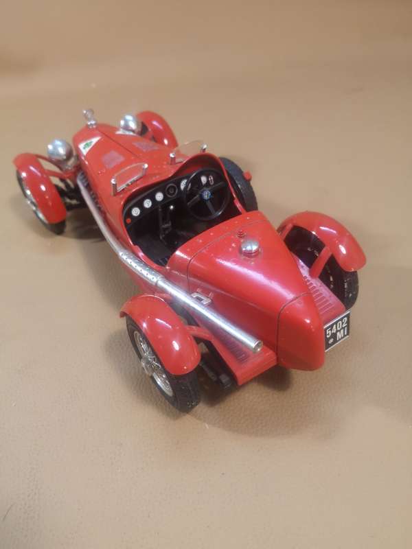 Burago 1/18 Scale Diecast 3014 - Alfa Romeo 8C 2300 Monza 1931 Red