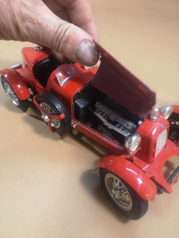 Burago 1/18 Scale Diecast 3014 - Alfa Romeo 8C 2300 Monza 1931 Red