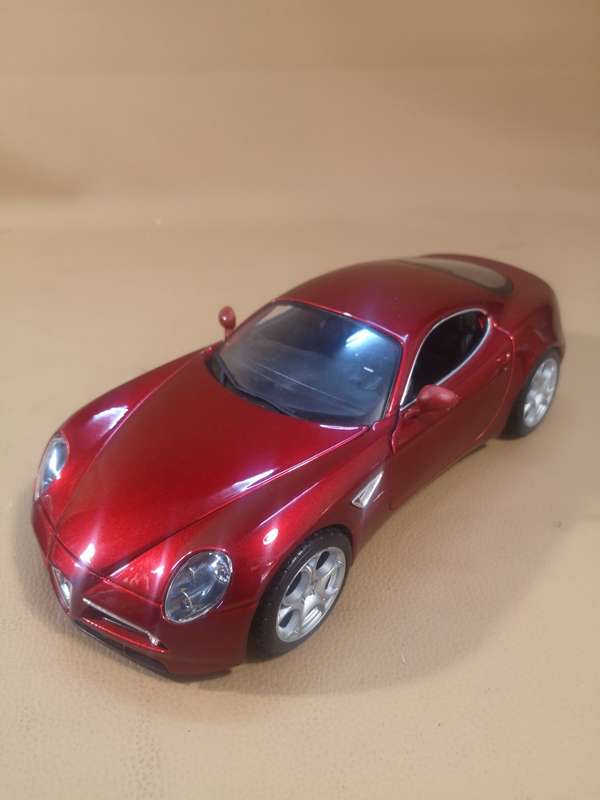 Bburago 1/18 Alfa Romeo 8C Competizione Die Cast