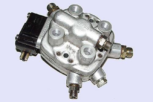MERCEDES W124 200E /230E FUEL DISTRIBUTOR 4 CYLINDER 0438 101 026