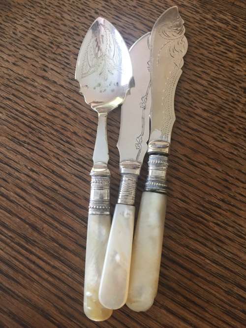 EPNS AND MOTHER OF PEARL 2 butter knives 1 x jam spoon
