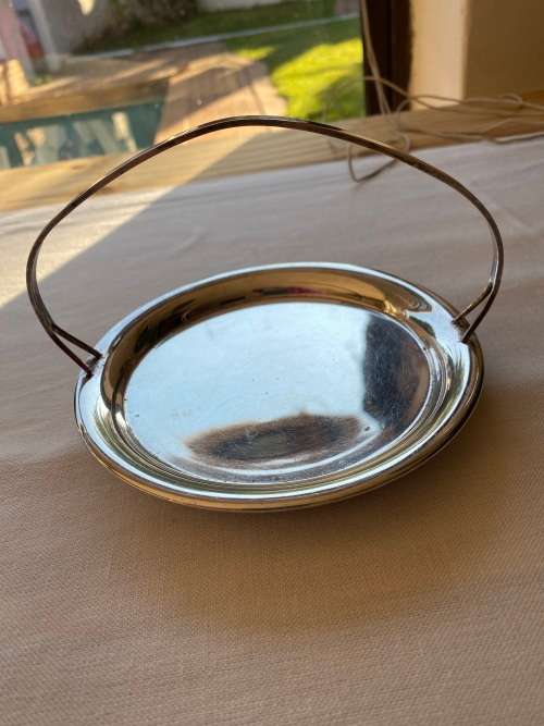 EPNS VERY PRETTY SMALL SERVING SWEETY DISH TAKES 3 MUFFINS