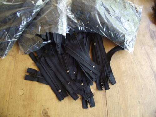 YKK ZIPS 10cm BLACK (Pack of 25)