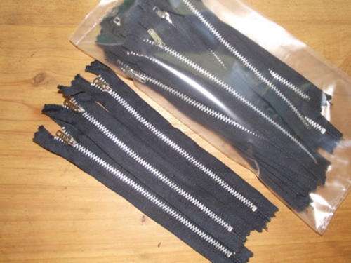 YKK ZIPS 17cm BLACK WITH SILVER (Pack of 25)