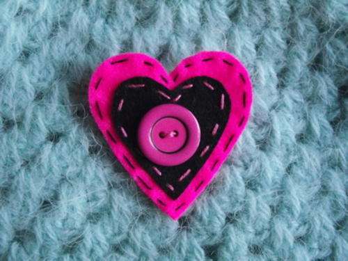 GREAT GIFT : Shocking Pink & Black Flat Felt Heart Brooch