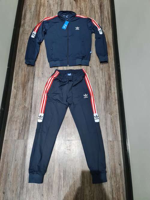 NEW UNISEX  MEDIUM TRACKSUIT (SEE DESCRIPTION)