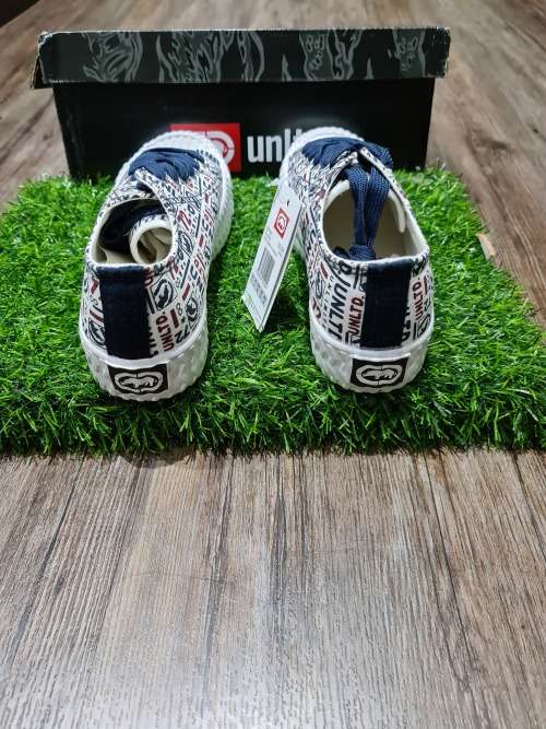 NEW UNISEX UK 7 SNEAKER ( SEE DESCRIPTION)