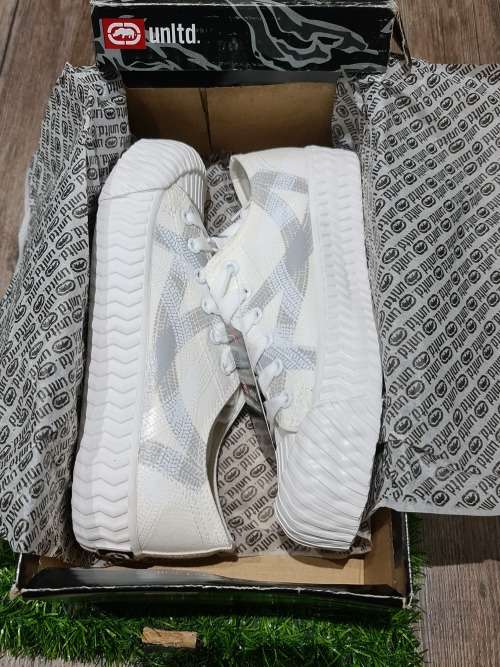 NEW  UNISEX UK 9 SNEAKER ( SEE DESCRIPTION)
