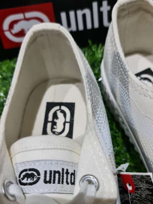 NEW  UNISEX UK 9 SNEAKER ( SEE DESCRIPTION)