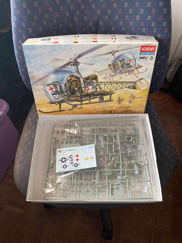 Academy Bell 47D MASH HL 1:35 helicopter kit