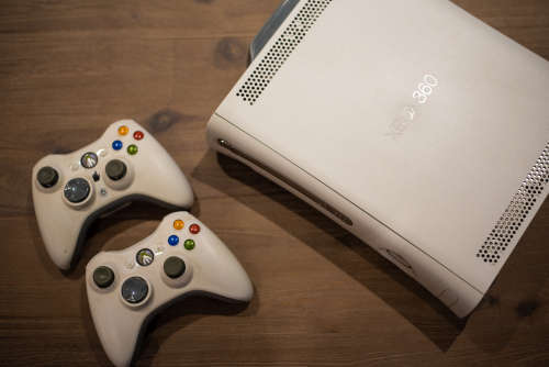 XBox 360 Console (60GB), 2 Controllers and Games