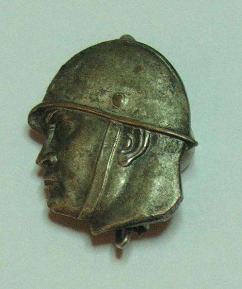 ITALIAN MUSSOLINI WW11 BADGE